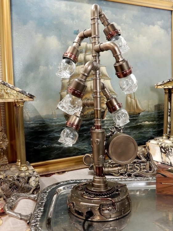 Lampa z zegarem i czaszkami Veronese, efektowna dekoracja steampunk do gabinetu lub pokoju kolekcjonera