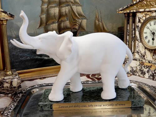 Porcelanowa figurka słonia na szczęście w matowej bieli, efektowny prezent do nowoczesnego i klasycznego wnętrza.
