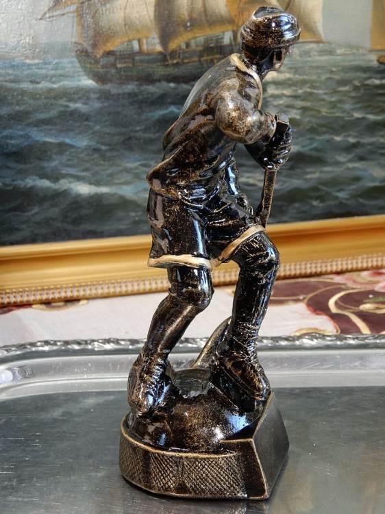 figurka hokeista z kijem