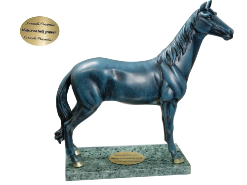 Baśniowy koń na marmurowej podstawie