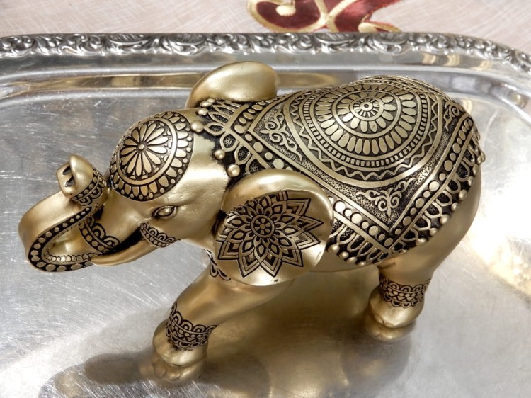 słoń z ornamentami na szczęście