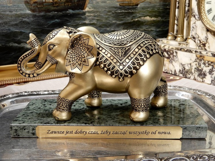 wspaniały słoń z grawerunkiem