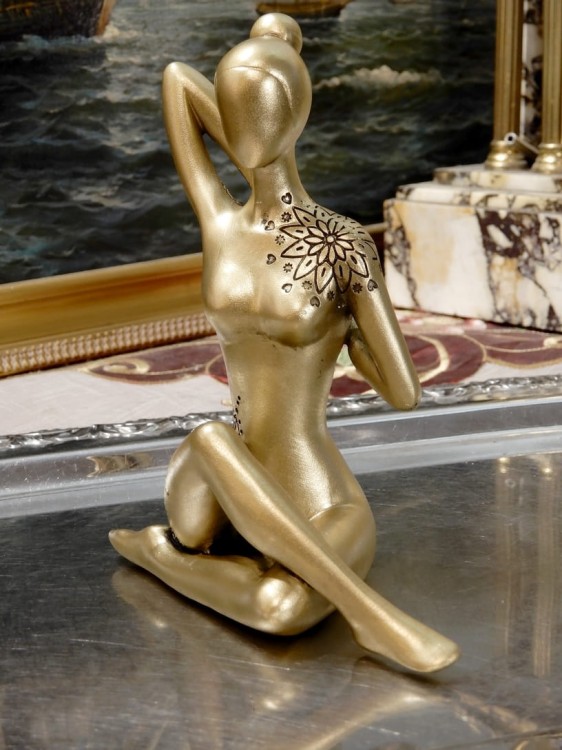 złota figurka jogi