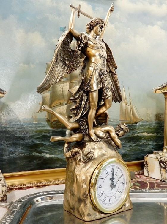 zegar dla księdza z archaniołem