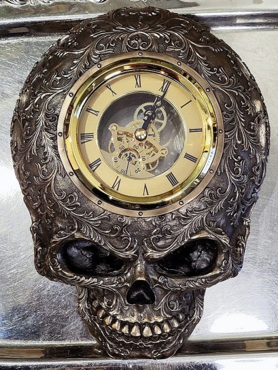 zegar czaszka na Halloween
