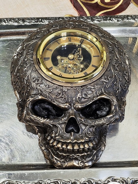 czaszka z zegarem na ścianę