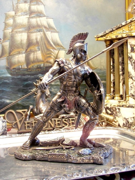 Achilles pogromca Hektora w efektownej figurce inspirowanej mitologią grecką.