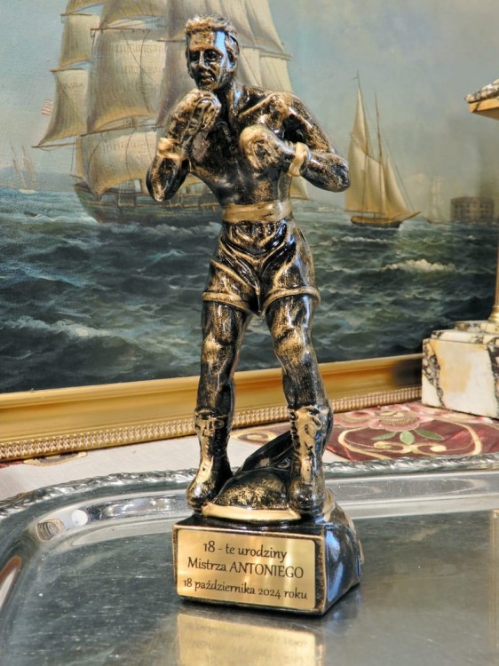 statuetka bokser z dedykacją