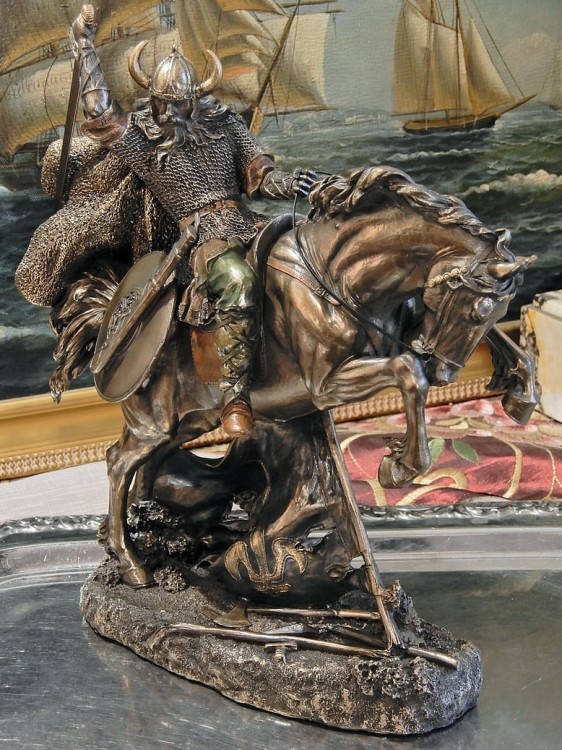 Wiking na koniu Veronese, dynamiczna figurka wojownika inspirowana historią Skandynawii