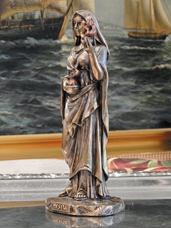 Hestia figurka dla rodziny