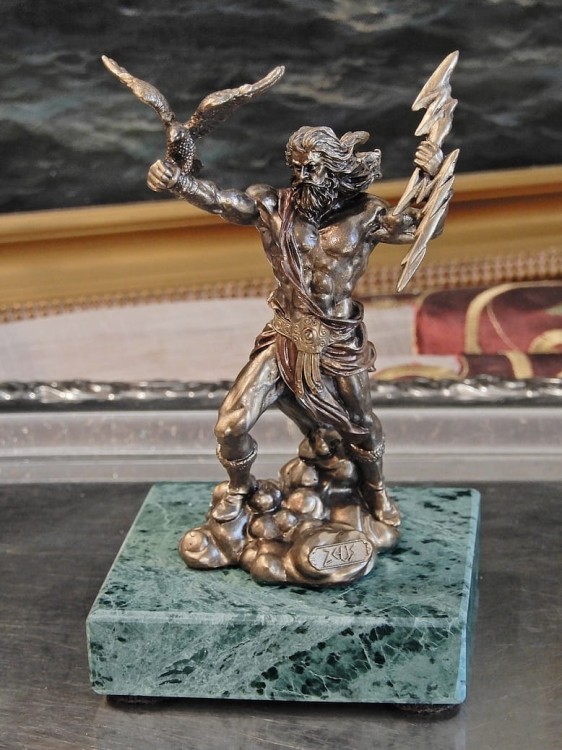 Zeus figurka na prezent