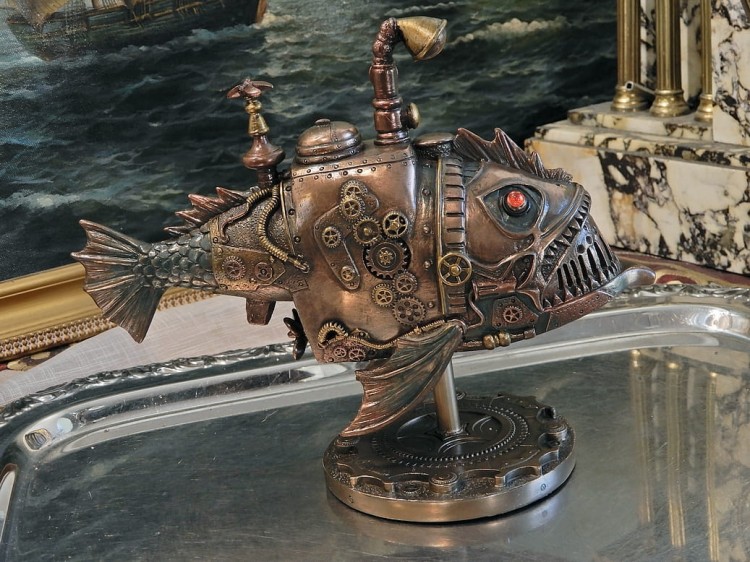 Steampunkowa ryba mechaniczna Veronese z bulajem, przewodami i ozdobnymi przekładniami.