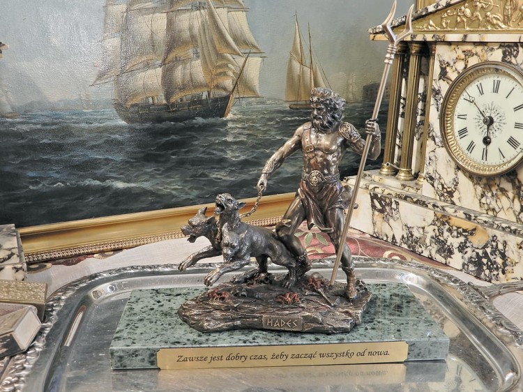 Hades z trójgłowym Cerberem Veronese na marmurze, figurka z mitologii greckiej