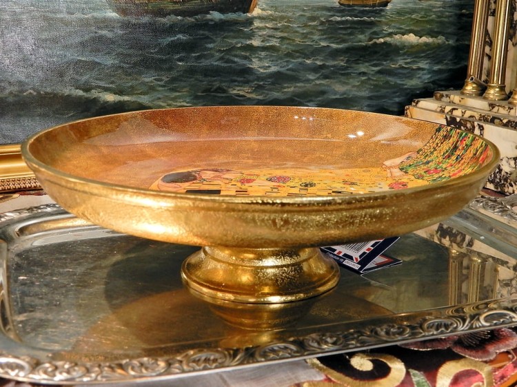 patera a obrazem Klimta "Pocałunek"