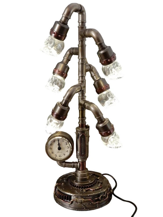 Zegarowa lampa Veronese w stylu steampunk z rurami, trybami i sześcioma świecącymi czaszkami na prezent