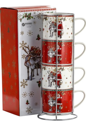 Zestaw czterech porcelanowych kubków z Mikołajem i reniferem tworzy świąteczną oprawę rodzinnego stołu.