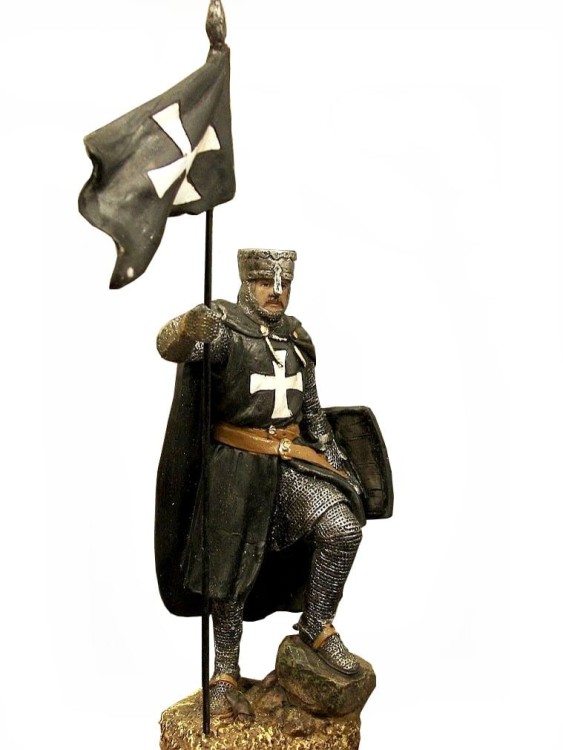 figurka czarnego krzyżowca ze sztandarem