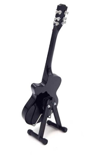 Mini gitara w stylu Taylor Swift ma 24,5 cm wysokości i jest kolekcjonerskim gadżetem dla fanki muzyki pop.