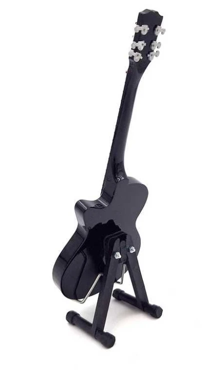 Mini gitara w stylu Taylor Swift ma 24,5 cm wysokości i jest kolekcjonerskim gadżetem dla fanki muzyki pop.