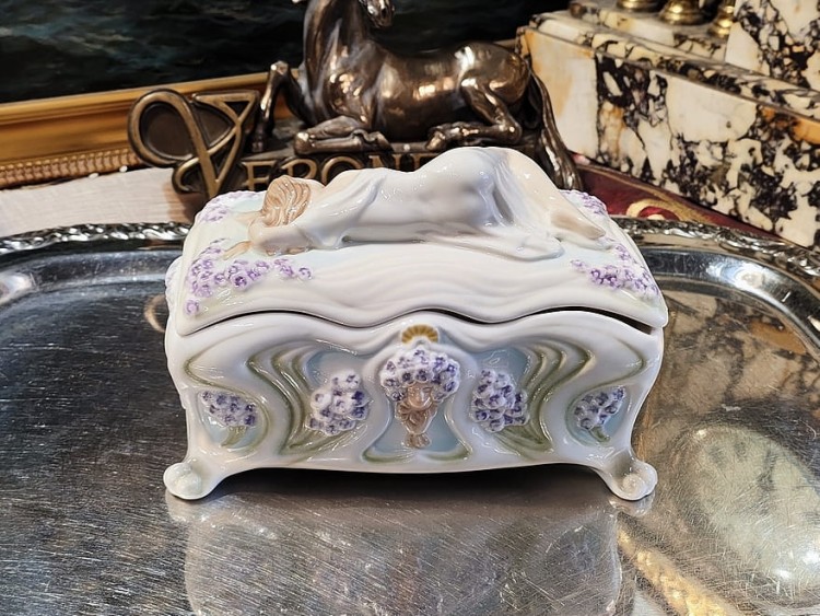 zjawiskowa porcelanowa szkatułka