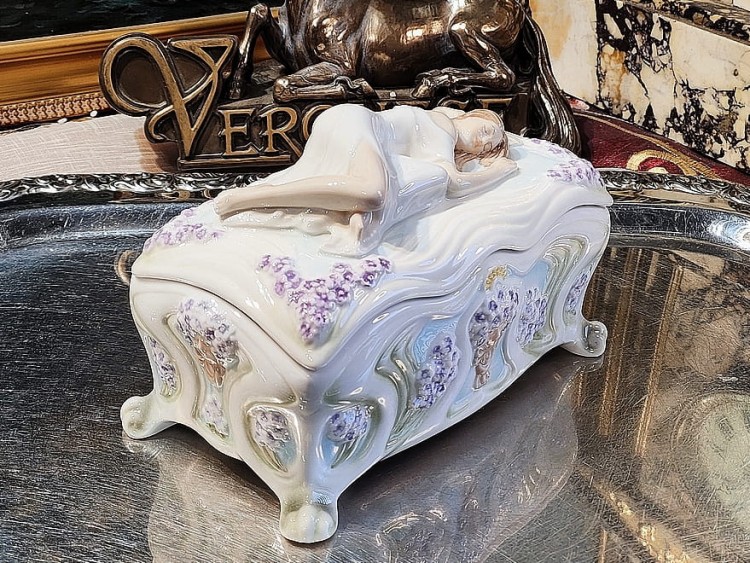 cudowna szkatułka z porcelany secesja