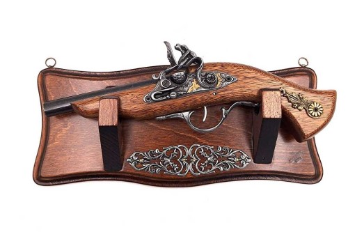 Pistolet skałkowy z drewna i metalu na ozdobnej płycie, dekoracyjna replika kolekcjonerska