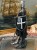 Kolekcjonerska figurka zakonnika-wojownika w czarnej tunice z białym krzyżem dla miłośnika historii.