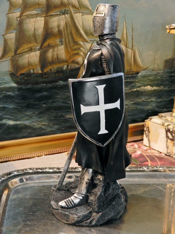 Kolekcjonerska figurka zakonnika-wojownika w czarnej tunice z białym krzyżem dla miłośnika historii.