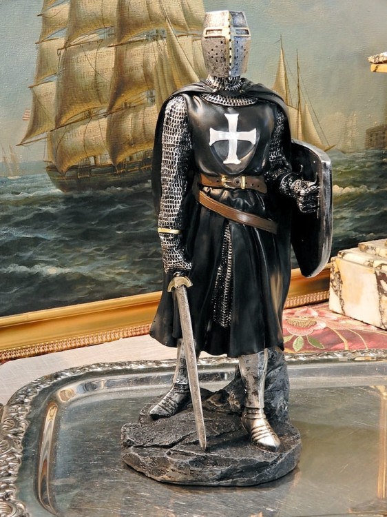 Ręcznie malowana figurka krzyżowca z poliresinu, inspirowana historią joannitów i wypraw krzyżowych.