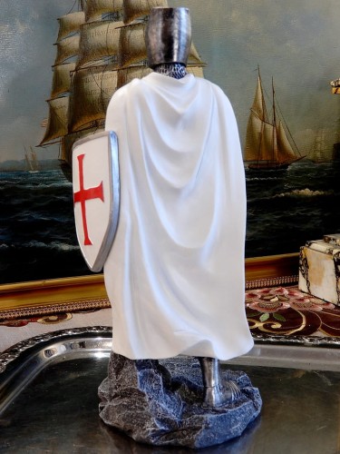 figurka templariusza o wysokości 30,5 cm