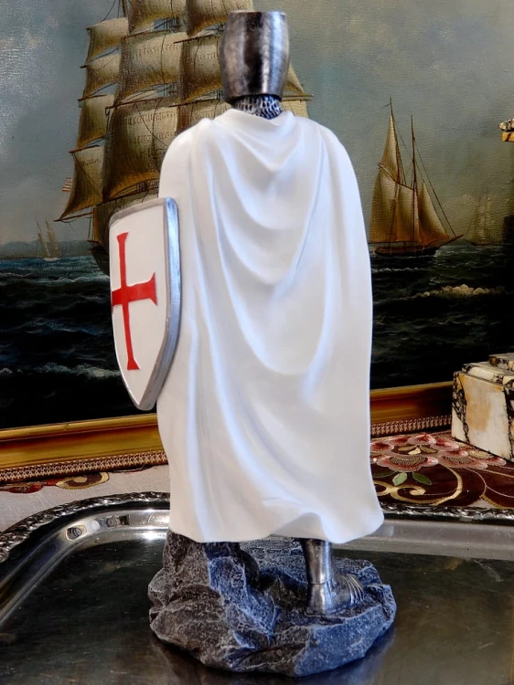 figurka templariusza o wysokości 30,5 cm