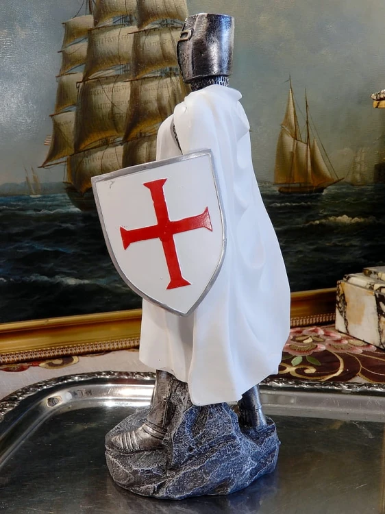 figurka templariusza z czerwonym krzyżem maltańskim