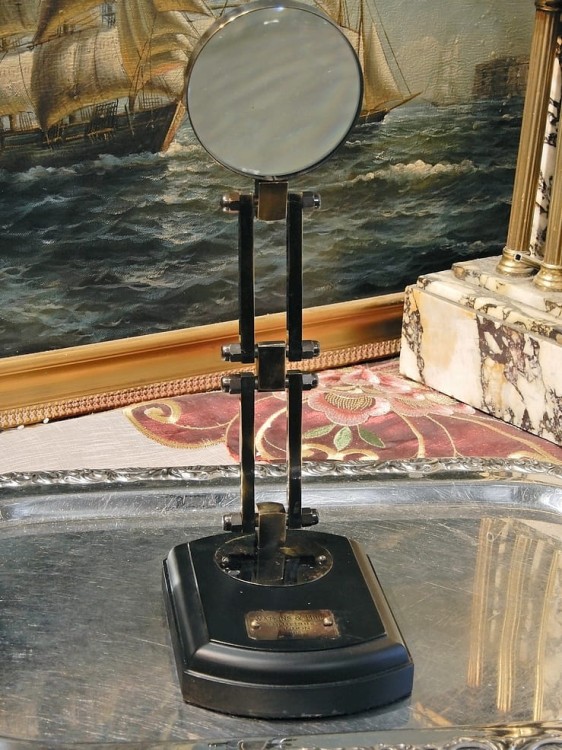 lupa na biurko szefa