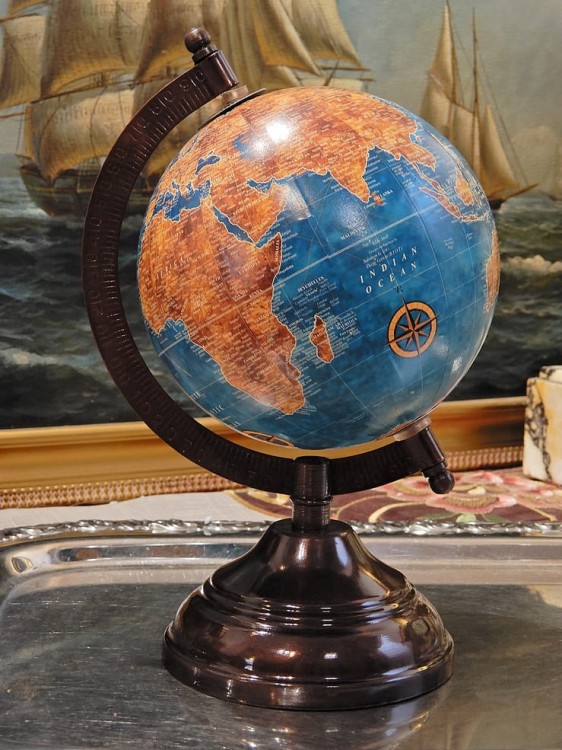 globus na metalowej podstawie