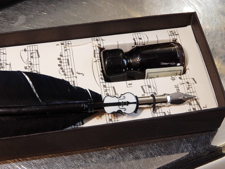 Stylowe pudełko z nutami i tabliczką z dedykacją – gotowe na wyjątkowy prezent