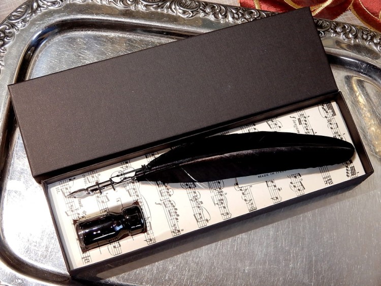 Czarne pióro z metalową stalówką i detalem skrzypcowym dla miłośników muzyki