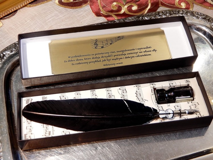 Zestaw do kaligrafii z czarnym piórem ozdobionym skrzypcami i buteleczką atramentu