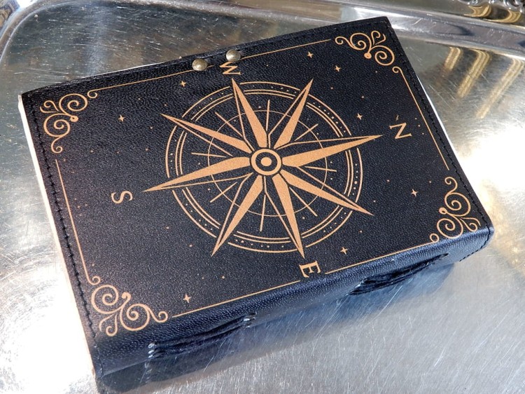 Notatnik podróżnika z przesuwnym zapięciem – solidny i klimatyczny detal vintage