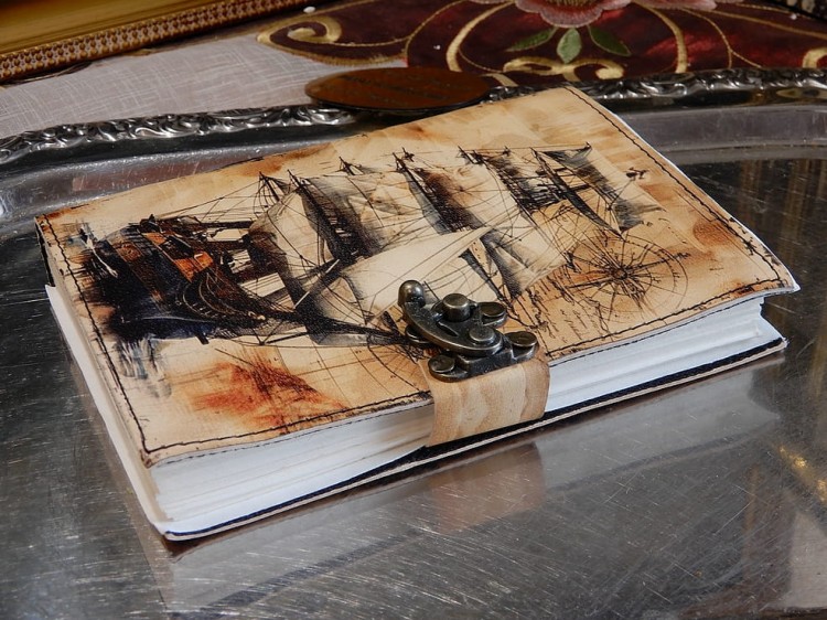 Elegancki notatnik na dziennik rejsów lub szkice