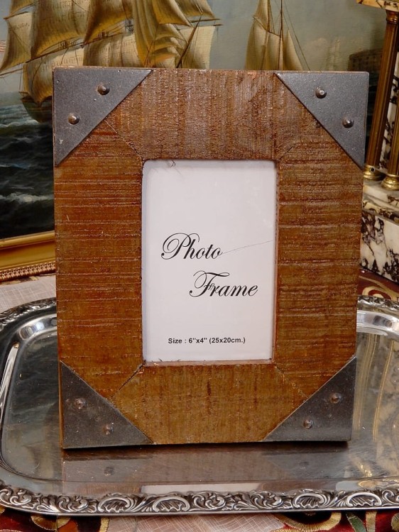 Drewniana ramka vintage – do postawienia na półce lub biurku