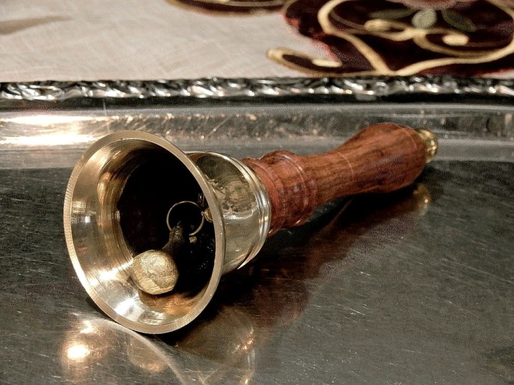 dzwonek z drewnianą rączką