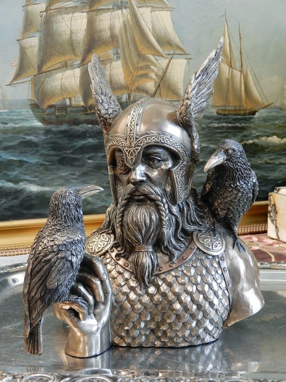 Dynamiczna figurka wojownika z krukami – mitologia w metalicznym blasku