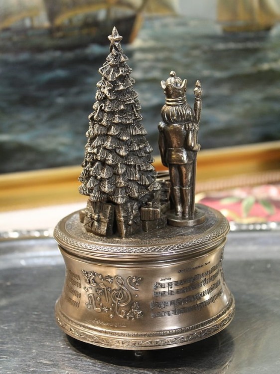 Bożonarodzeniowa pozytywka grająca melodię O Christmas Tree z dekoracjami