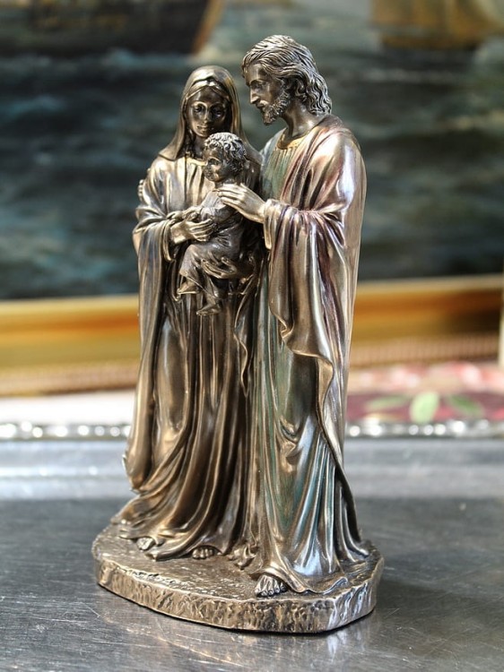 Święta Rodzina w spokojnej pozie z dzieckiem Jezus jako prezent religijny