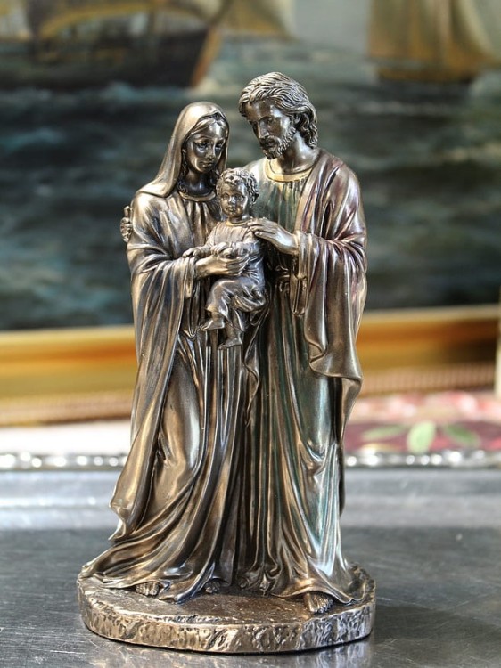 Figurka Świętej Rodziny z Jezusem, Maryją i Józefem jako symbol jedności i miłości