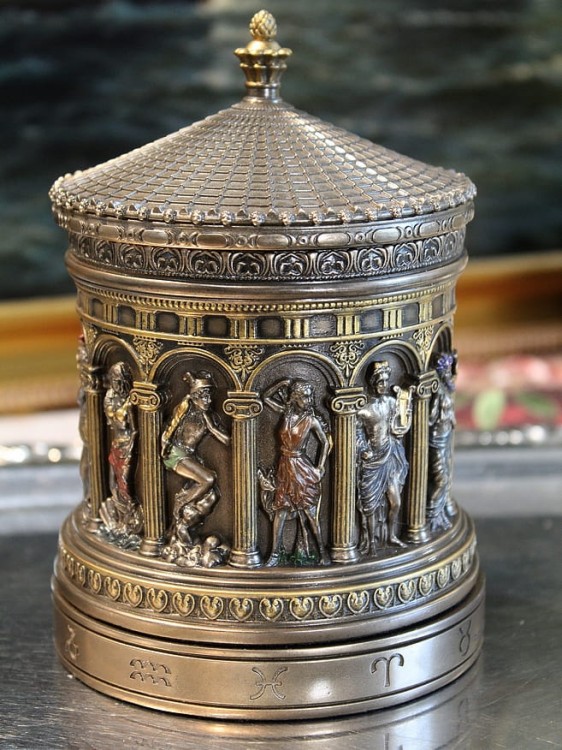 Stylizowana szkatułka mitologiczna – miejsce na biżuterię i amulety