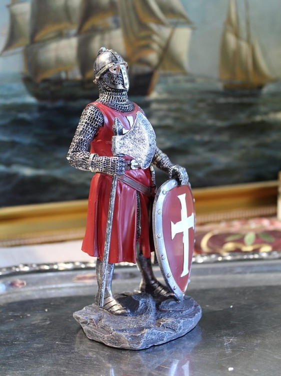 Rycerz krzyżowiec w pozie gotowości bojowej, figurka ozdobna do wnętrza z historycznym charakterem