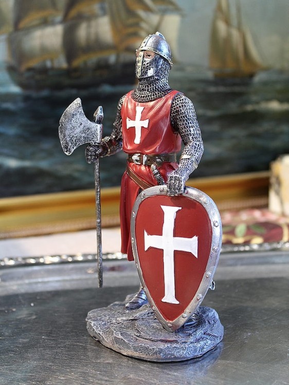 Stylizowana figurka średniowiecznego wojownika z toporem, doskonały prezent dla fana zakonu rycerskiego