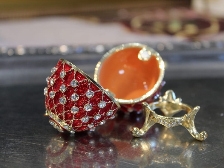 Jajko typu Fabergé z misternym wzorem siatki i cyrkoniami, w stylu pałacowym