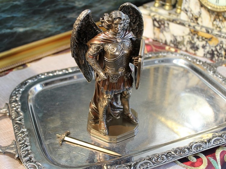 Figurka Veronese z Archaniołem Michałem, idealna dla kapłana lub biskupa